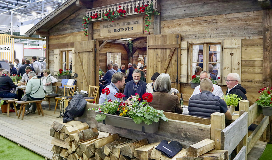 Zünftig bayerisch zeigte sich der Brunner-Stand.