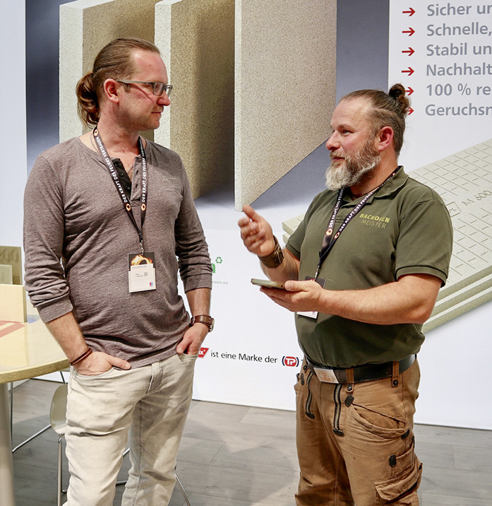 BackofenMeister Daniel Reisinger (rechts) im Gespräch mit Ofenbaumeister Peter Freiburger ...