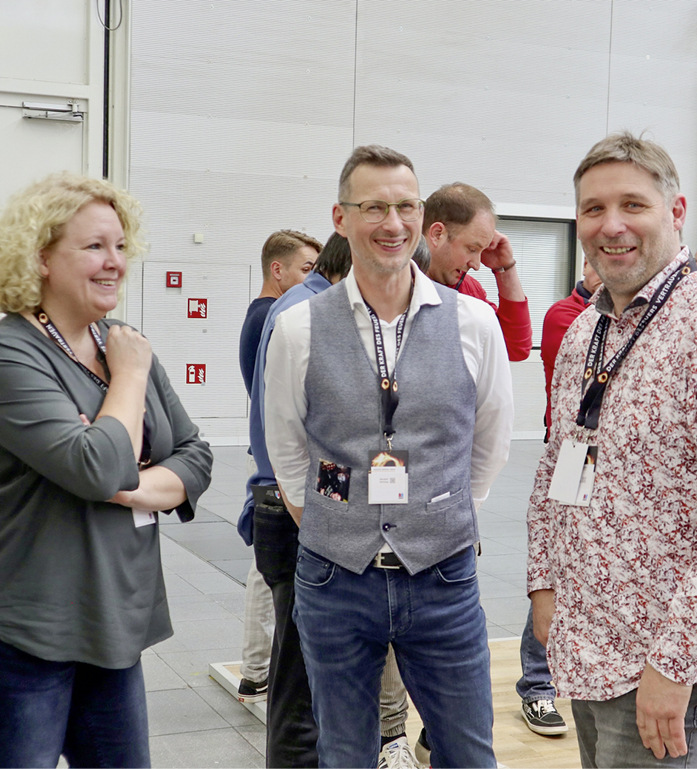 Daniela und Jens Hilt (links und rechts) im fröhlichen Austausch mit Hendrik Schütze (Mitte).