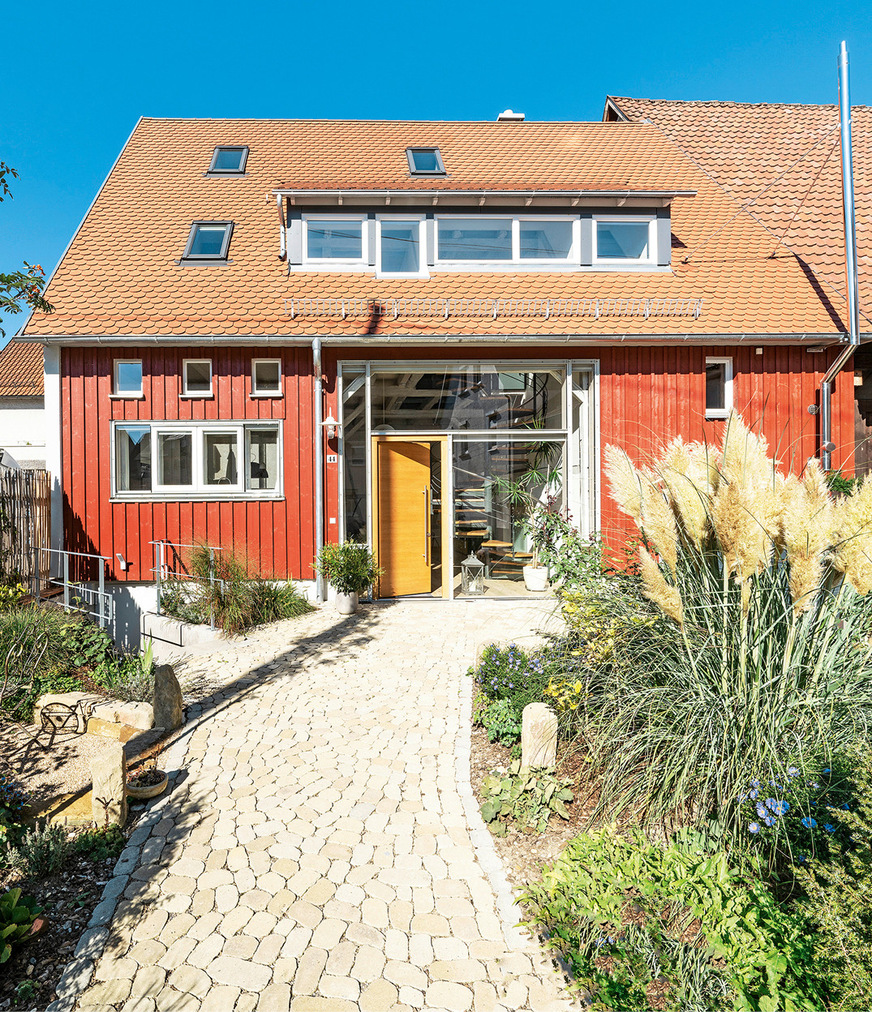 Die Stülpschalung der Fassade besteht aus Fichtenholz, das mit einer typisch skandinavischen Lasur gestrichen ist.