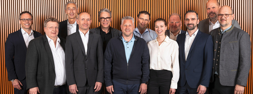 Vorstand und Aufsichtsrat von links nach rechts: Lutz Becker, Guido Eichel, Karl-Heinz Dobler, Steffen Weinert, Thomas Dünker, Michael Hieckmann, Armin Geyer, Yvonne Xeller, Bernhard Martin, Mark Pruchnewski, Alexander Schnaidt, Florian Förg.