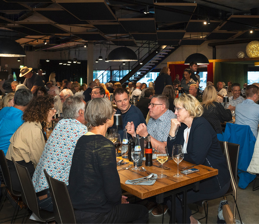 Am Donnerstagabend traf man sich in der Oldtimer-Fabrik zu einem leckeren Abendessen mit Musik und Tanz.