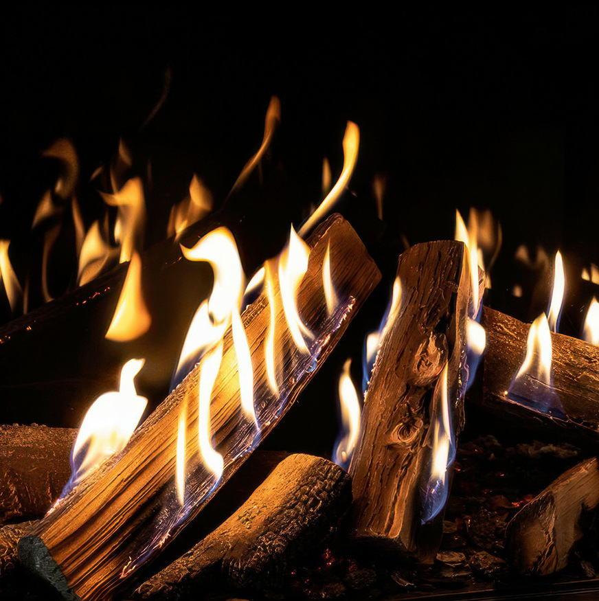 Die bequemste Art einen Kamin zu heizen ist mit Gas. Ein Knopfdruck genügt und schon züngeln die blauen Flammen um die täuschend echten Holzimitate.