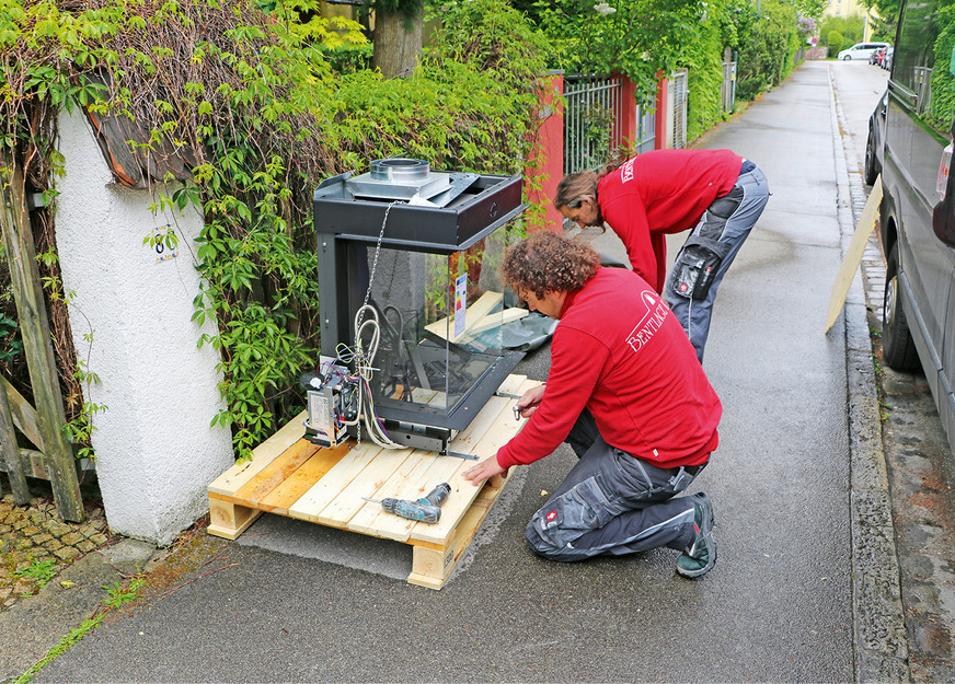 Nach der Anlieferung des Einsatzes werden die Gläser und die korrekte Gasarmatur – hier die Variante für Stadtgas – kontrolliert.