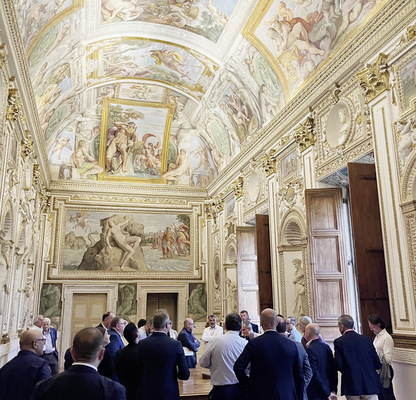 Führung der Gäste durch den Palazzo Farnese. - © Foto: Martin Henze
 Führung der Gäste durch den Palazzo Farnese.