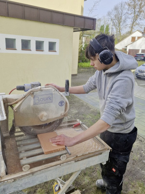 Efe an der Nasstrennmaschine – ohne sie geht nix im handwerklichen Ofenbau. - © Foto:  Keller´s Kaminhof
