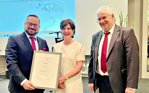 Gemeinsam mit HKI-Geschäftsführer Frank Kienle (rechts) übergab Christiane Wodtke den zweiten HKI Zukunftspreis an Alexander Bonde (links), Generalsekretär der Deutschen Bundesstiftung Umwelt.