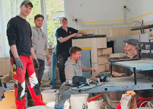 Mit Motivation, Improvisation, Organisation und Präzision leistet schon das erste Team Unglaubliches und übergibt einen in Grundzügen stehenden Kachelofen an Team 2. - © Foto: Wärme für Kinder