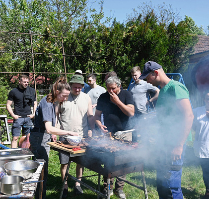 Rustikales Grill-Event am Feierabend. - © Foto: Wärme für Kinder