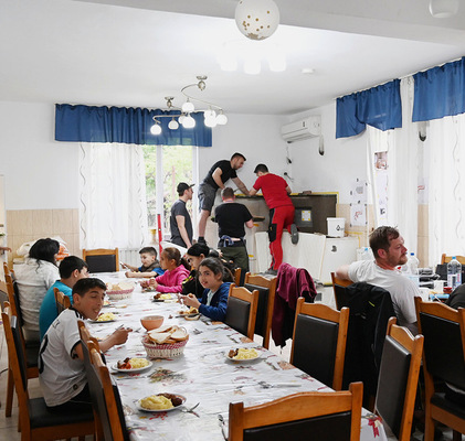 Während der Ofen seiner Vollendung entgegengeht, läuft das Leben im Heim normal weiter. - © Foto: Wärme für Kinder