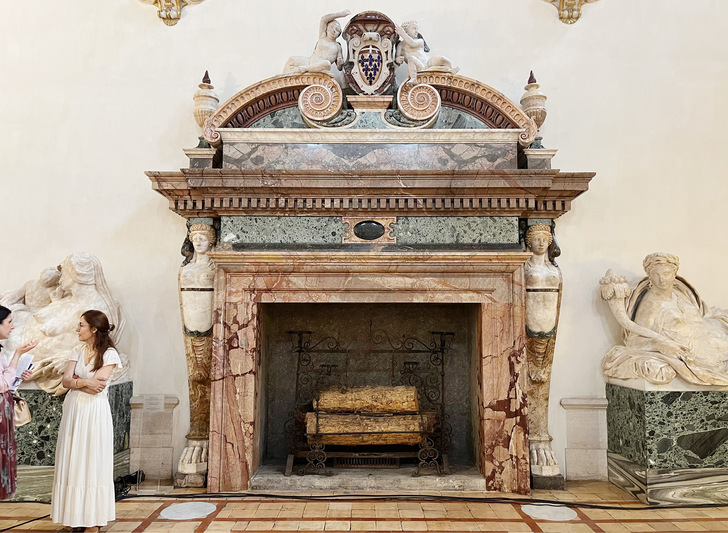 Im Herkulessaal des Palazzo Farnese in Rom steht dieser imposante Kamin. - © Foto: Martin Henze
 Im Herkulessaal des Palazzo Farnese in Rom steht dieser imposante Kamin.