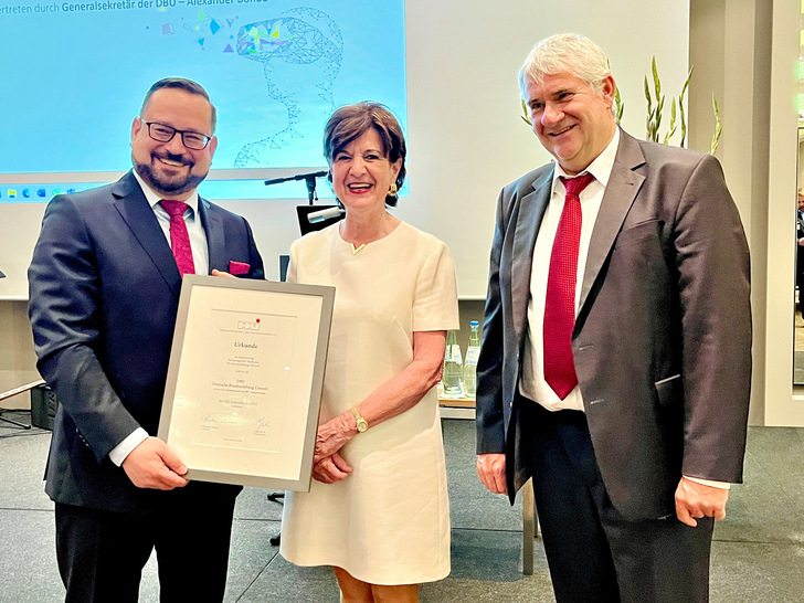  Gemeinsam mit HKI-Geschäftsführer Frank Kienle (rechts) übergab Christiane Wodtke den zweiten HKI Zukunftspreis an Alexander Bonde (links), Generalsekretär der Deutschen Bundesstiftung Umwelt. - © Martin Henze