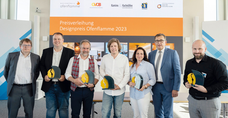 Strahlende Gesichter bei der Preisverleihung 2023 in Berlin – geehrt für herausragende Arbeit im Ofenbauerhandwerk. Von links nach rechts: 
Frank A. Reinhardt, Designexperte der Jury; Gewinner Daniel Jungmann, Gewinner Andreas Pöhl, Gewinner Franco Schiechtl, Gewinnerin 
Marie Myšková, Michael Hilpert, Präsident des Zentralverbands Sanitär Heizung Klima (ZVSHK); Gewinner David Muhl. - © Foto: K&L-Magazin