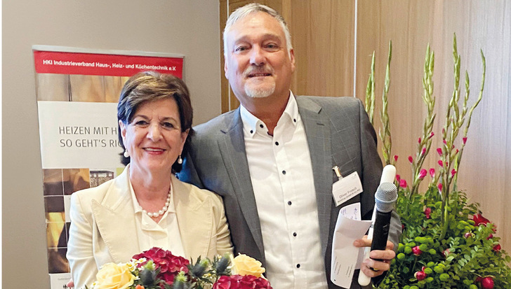 Standing Ovation waren ein eindrucksvoller Abschluss einer erfolgreichen Ära für Christiane Wodtke,  hier mit ihrem Nachfolger Oliver Frosch. - © Foto: HKI