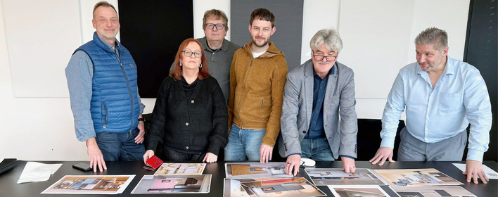 © Foto: Ute Schwammberger Begleitet von der Fachpresse tagte die Jury des Designpreises (v.l.n.r.): Torsten Klein, Zentralverband Sanitär Heizung Klima (ZVSHK) , 
Kurt Jeni , Vorsitzender der Jury aus dem Verlag Bauhelden Media , Robert Mülleneisen , Vorstand GVOB – GesamtVerband OfenBau e. V. , 
Jutta Lorenz , K&L-Magazin (die Gelbe), Frank A. Reinhardt , Designexperte, Jens Fischer, Kachelofen & Kamin (die Rote).