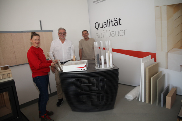 © Martin Henze Von links: Karin Ressl (Abt. Technik), Thomas Binder-Krieglstein (Marketing) und Heinz Wallner (GF Aug. Rath jun. GmbH, Betriebsleiter Werk Krummnussbaum).